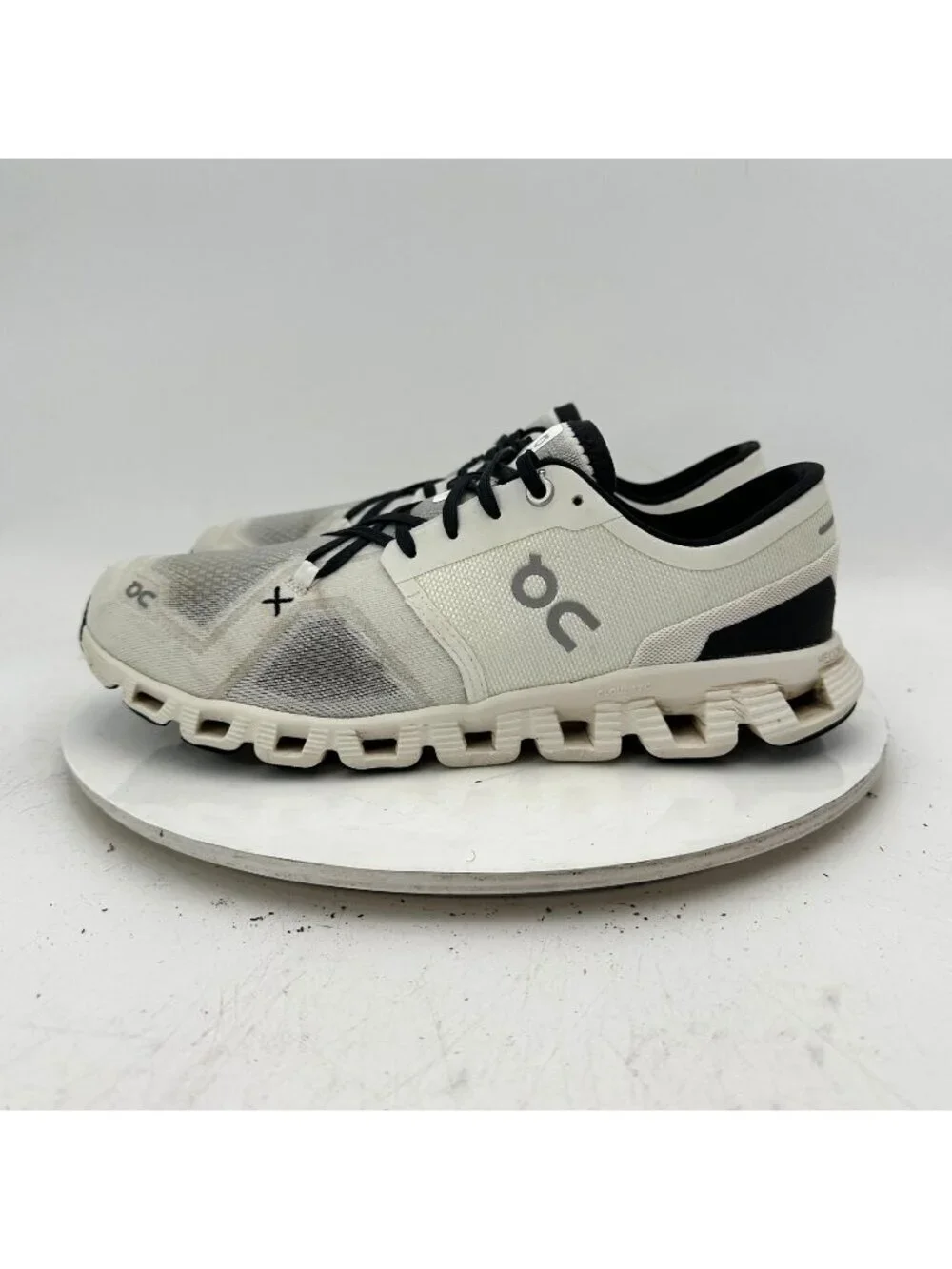 On Cloud X 3 Swiss Engineering Women Size 10 60.98697 White Black Shoes